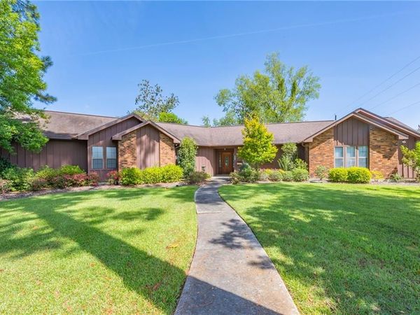 220 W MAGNOLIA Street , Ponchatoula, LA 70454
