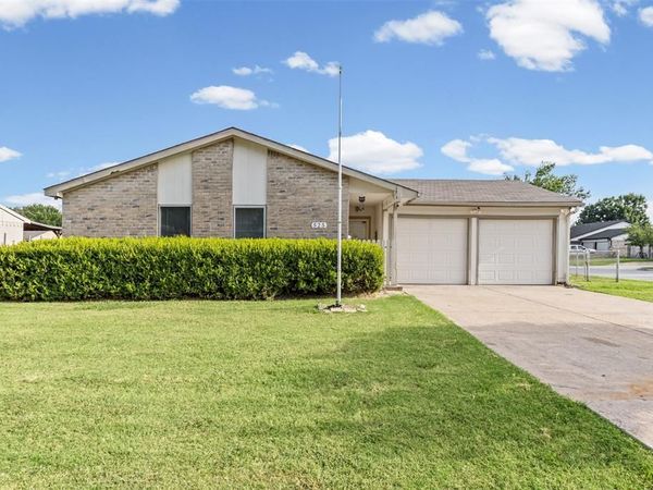 525 Alva Drive, Grand Prairie, TX 75052