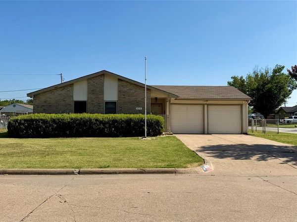 525 Alva Drive , Grand Prairie, TX 75052