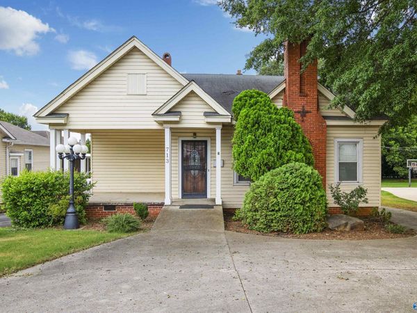 713 Blount Avenue, Guntersville, AL 35976