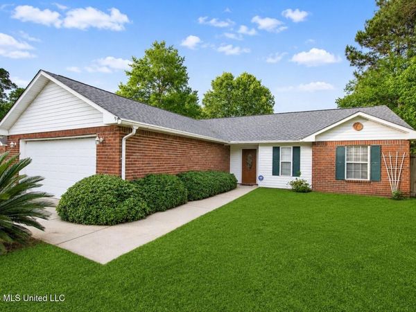 1300 Oak Street, Ocean Springs, MS 39564