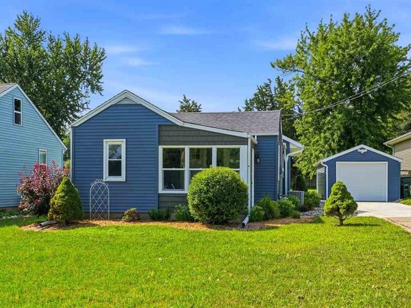 69 26th Ave SW, Cedar Rapids, IA 52404