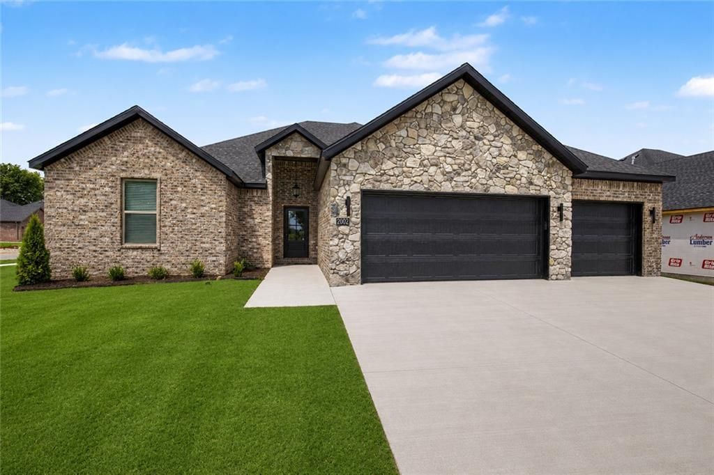 2003 N Chanae Street , Siloam Springs, AR 72761 Main Photo