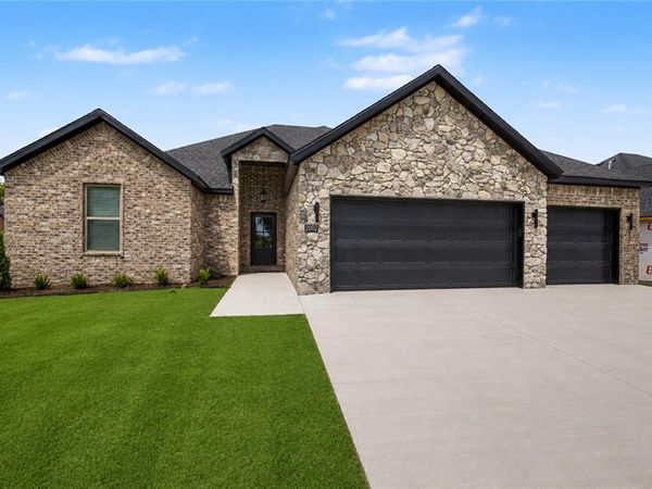 2003 N Chanae Street , Siloam Springs, AR 72761