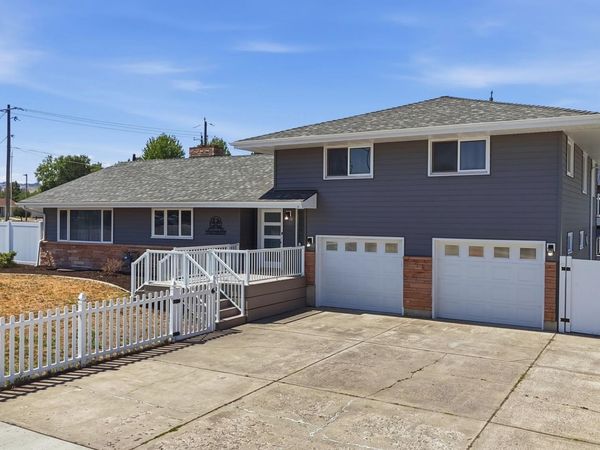 11 N Barker Rd, Greenacres, WA 99016