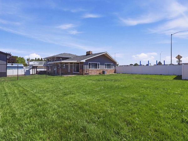 11 N Barker Rd, Greenacres, WA 99016