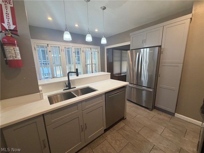 9501 Shakespeare Parkway, Cleveland, OH 44108 Photo 2