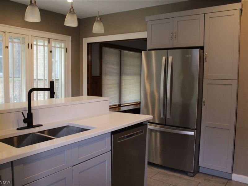 9501 Shakespeare Parkway, Cleveland, OH 44108 Photo 3