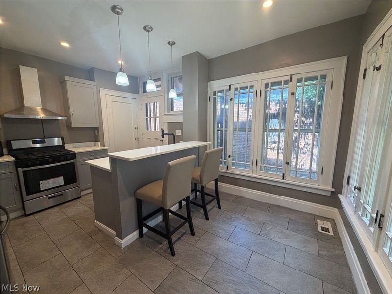 9501 Shakespeare Parkway, Cleveland, OH 44108 Photo 3