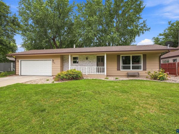 1605 E Crestview Dr, Sioux Falls, SD 57103