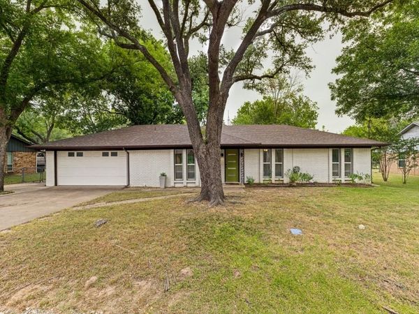 410 E White Street , Pilot Point, TX 76258