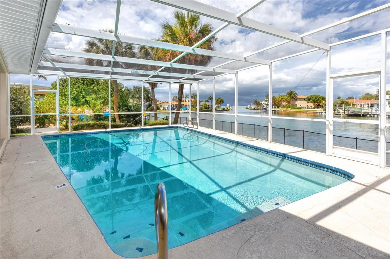 2096 Massachusetts Avenue Ne, Saint Petersburg, FL 33703 Photo