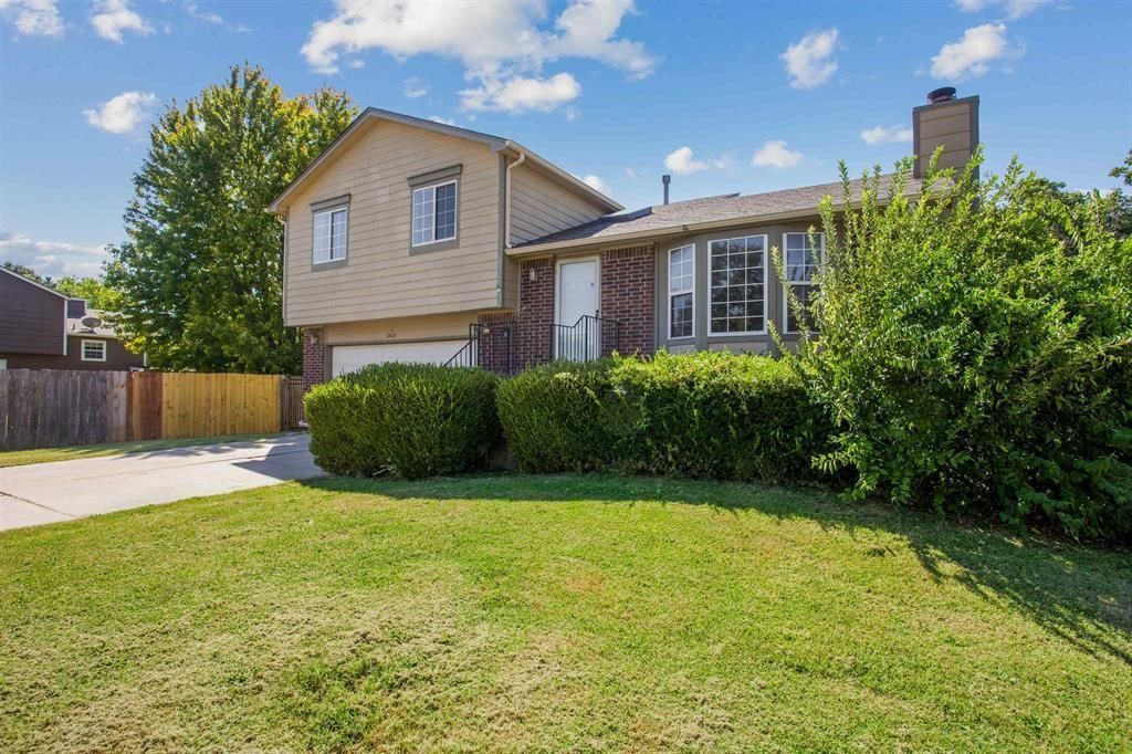 2425 N Beacon Hill, Wichita, KS 67220 Main Photo