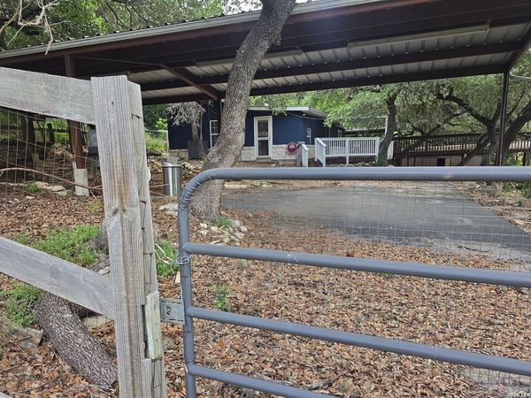 225 Rockin D LN, Lakehills, TX 78063