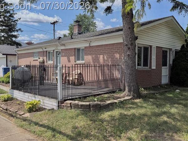 8856 E 14 Mile Road, Warren, MI 48093