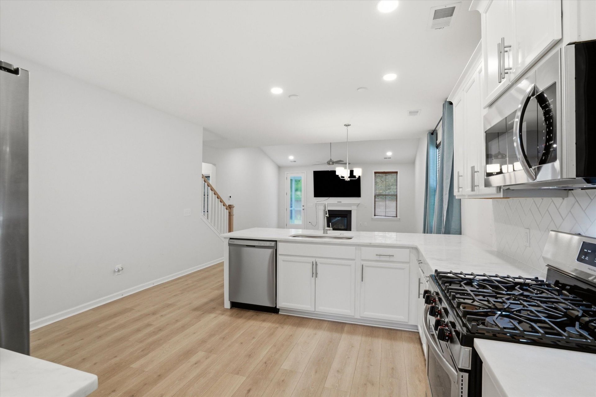 8646 Windsor Hill Boulevard Photo 7