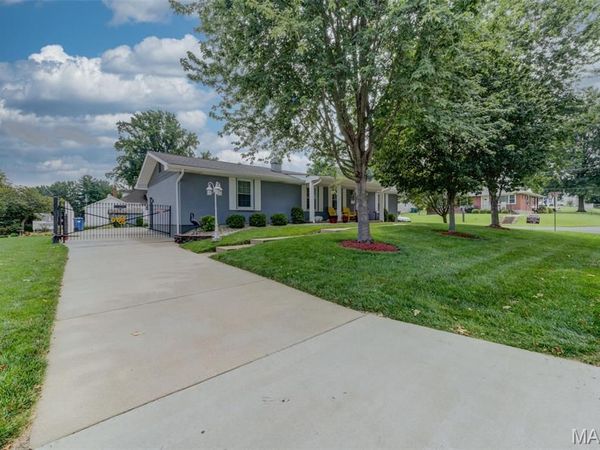 910 N Saint Jacques Street, Florissant, MO 63031