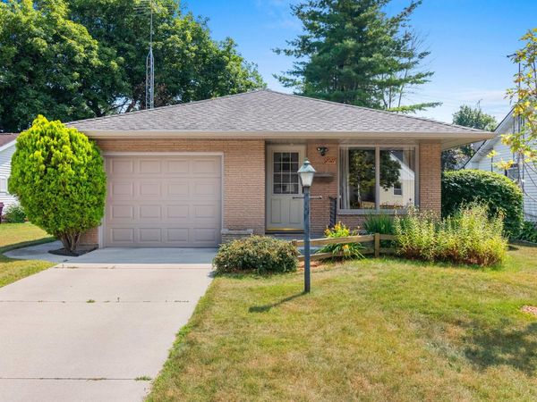 2027 Markham St, Manitowoc, WI 54220
