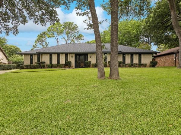 66 Lincolnshire Circle , Bedford, TX 76021