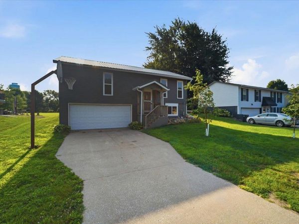 2721 Hiawatha Road, Cedar Falls, IA 50613