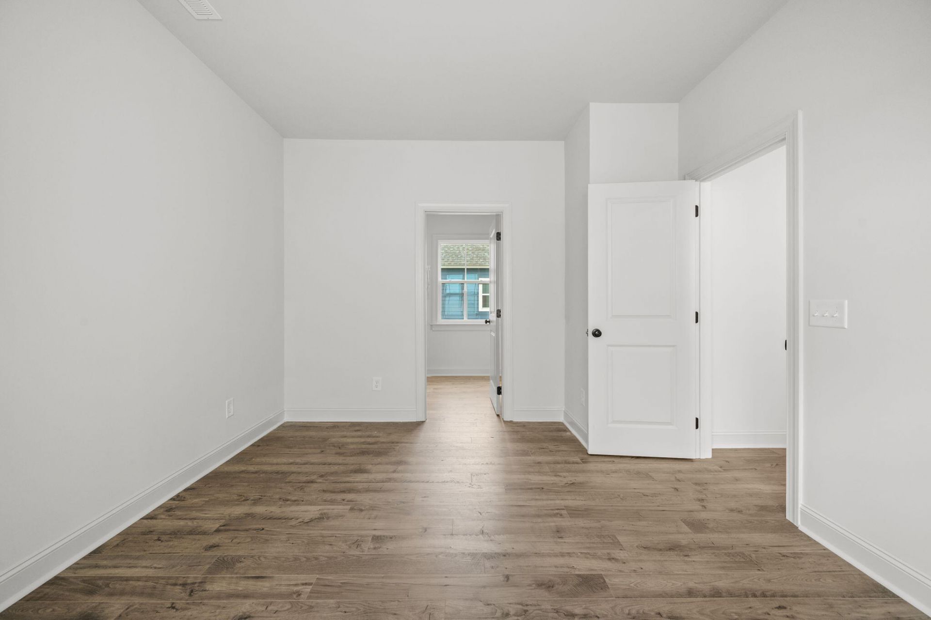 785 Blueway Avenue Photo 32