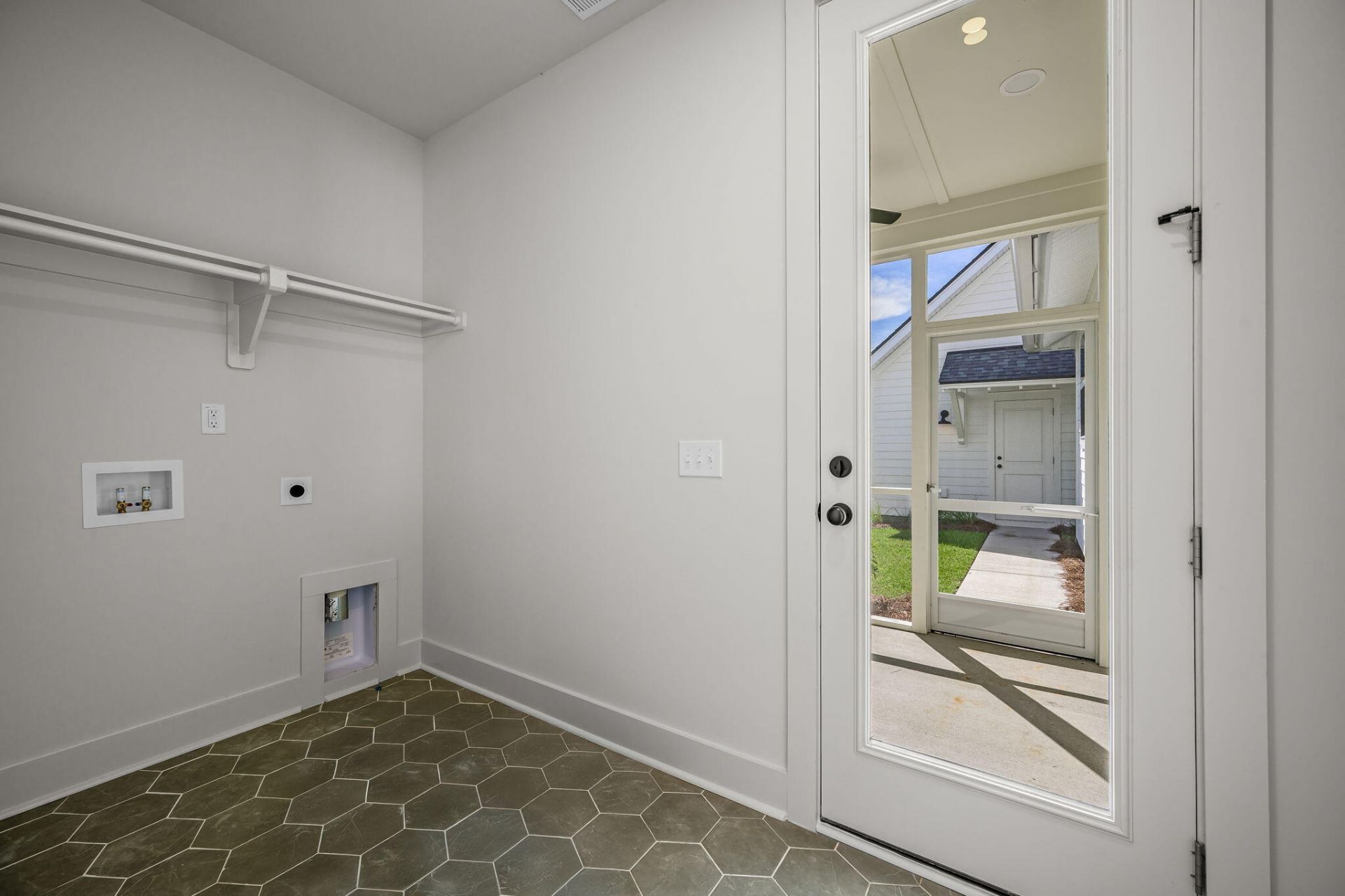 785 Blueway Avenue Photo 41