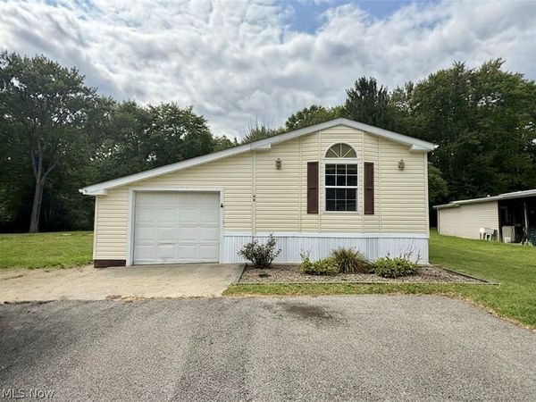 68 Stoneybrook Drive , Hubbard, OH 44425