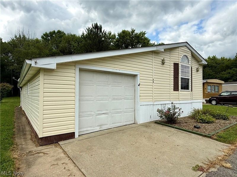 68 Stoneybrook Drive, Hubbard, OH 44425 Photo 2