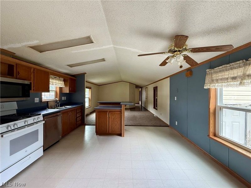 68 Stoneybrook Drive, Hubbard, OH 44425 Photo 4
