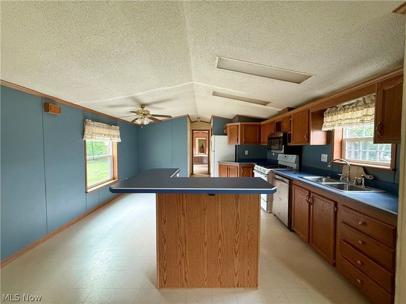 68 Stoneybrook Drive, Hubbard, OH 44425 Photo 6