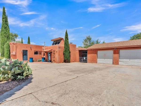 2213 Dora Avenue NW, Albuquerque, NM 87104