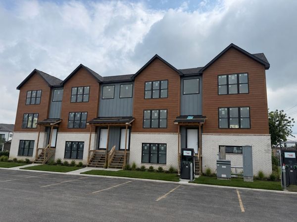 540 N Seymour Avenue, Unit D, Mundelein, IL 60060