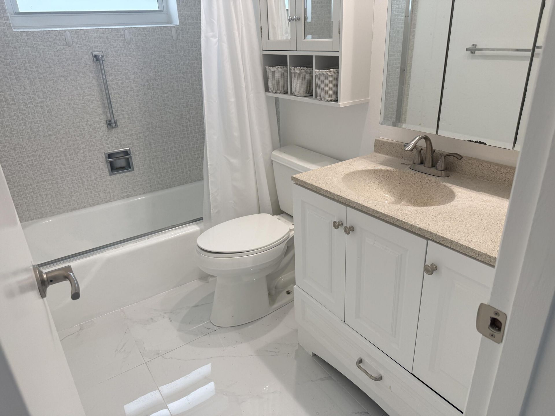 460 Paradise Isle Boulevard, Unit 101, Hallandale Beach, FL 33009 Photo