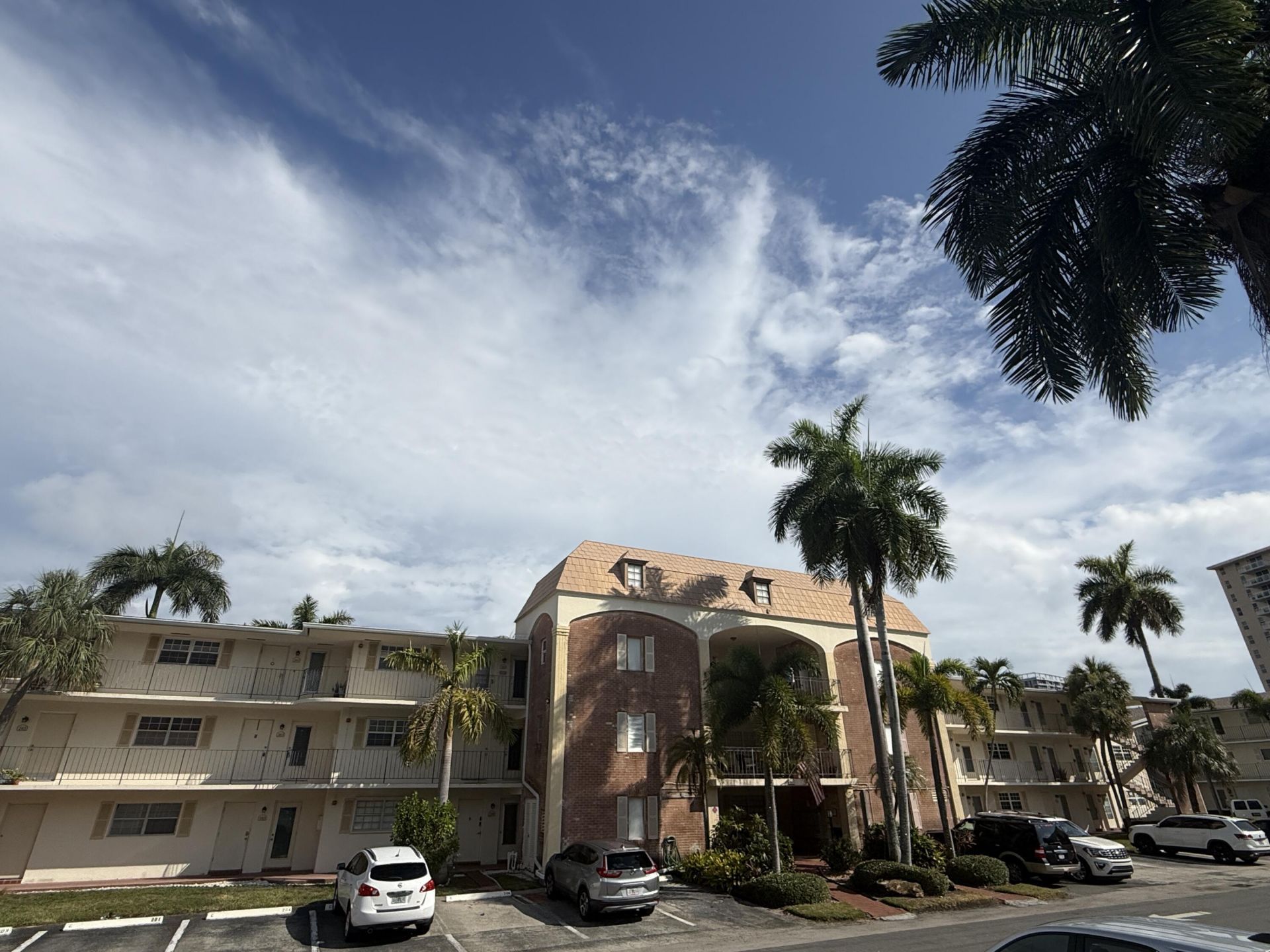460 Paradise Isle Boulevard, Unit 101, Hallandale Beach, FL 33009 Photo