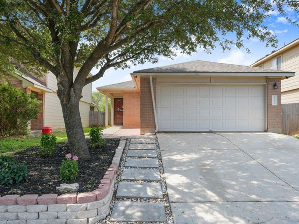 137 Hillhouse LN, Manchaca, TX 78652