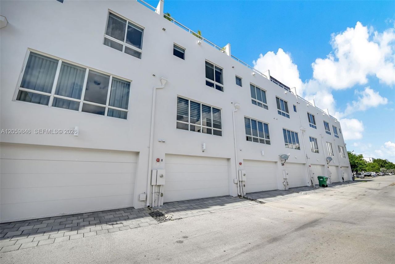 10350 NW 64th St , Doral, FL 33178 Photo