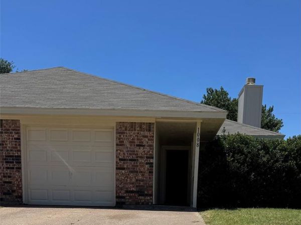 1008 Irene Street , Burleson, TX 76028