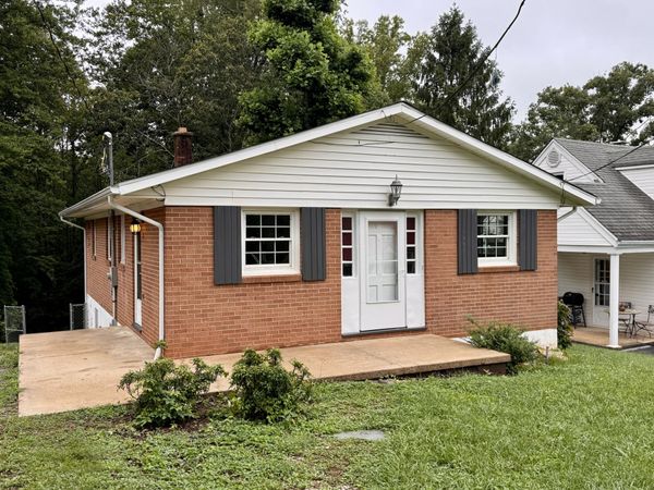 809 Banks RD , Martinsville, VA 24112