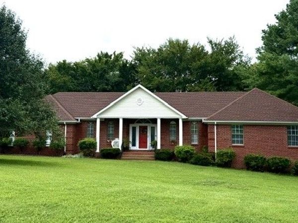 30 Oak Valley Dr, Spring Hill, TN 37174