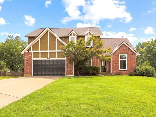 608 NE Ashmont Place, Lee's Summit, MO 64064