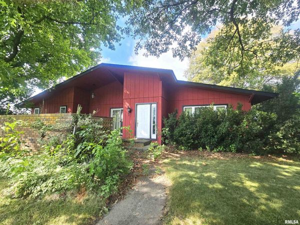 310 Campus View Drive, Lincoln, IL 62656
