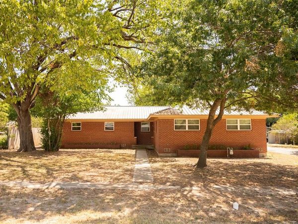207 W Howell Street , Saint Jo, TX 76265