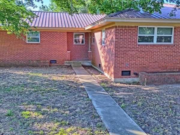 207 W Howell Street, Saint Jo, TX 76265