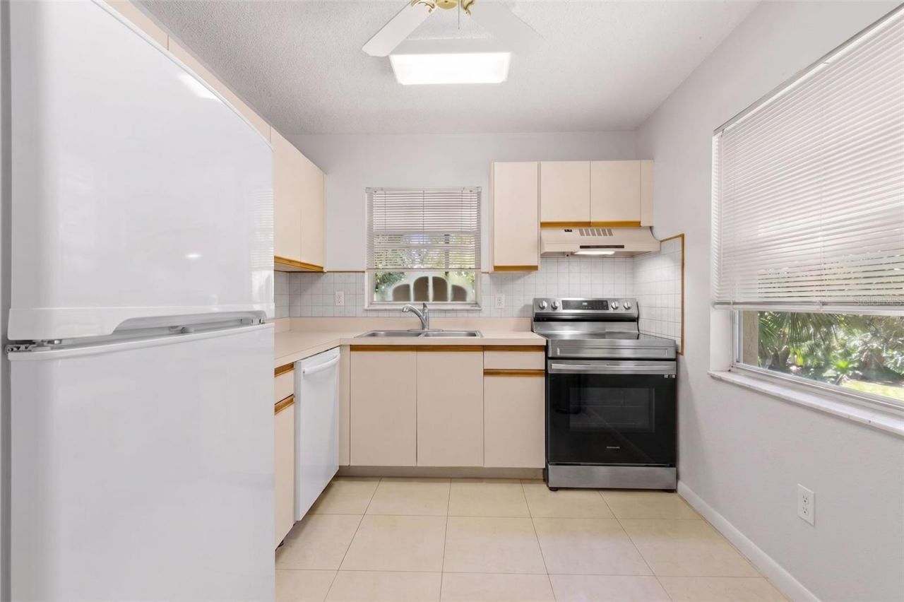 500 Santa Cruz Place Ne, Unit F, Saint Petersburg, FL 33703 Photo