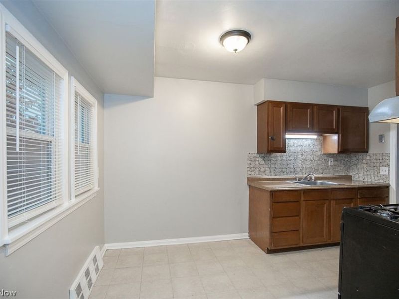 660 E 260th Street, Euclid, OH 44111 Photo 11