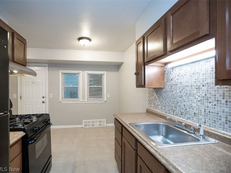 660 E 260th Street, Euclid, OH 44111 Photo 6