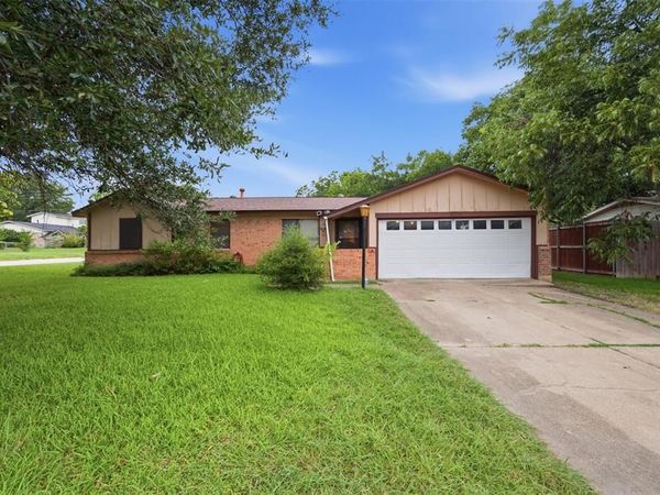 816 SW Sundown Trail , Burleson, TX 76028