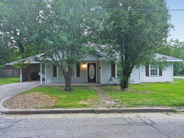 1002 Pine Street , Bonham, TX 75418