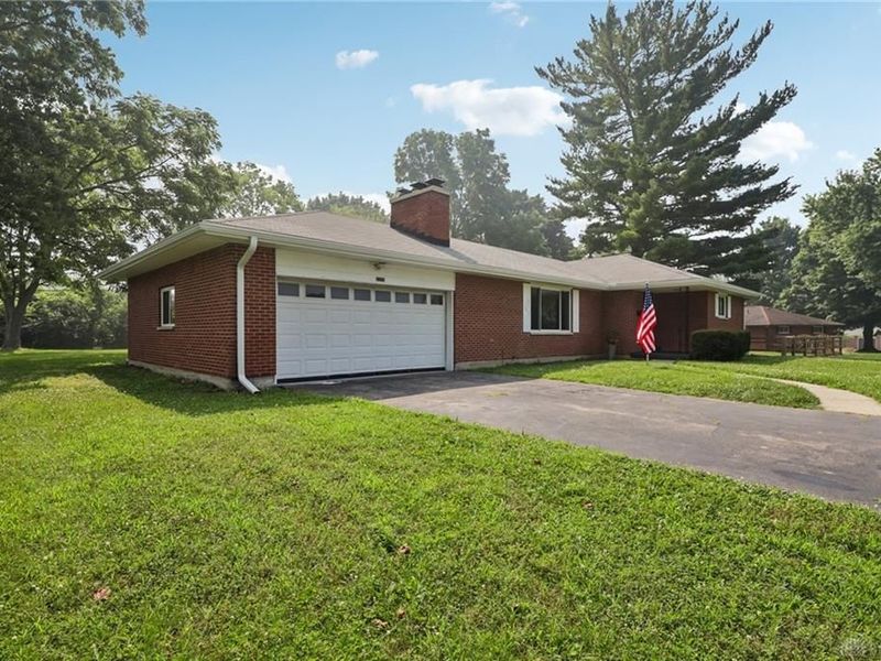 2078 S Belleview Drive, Bellbrook, OH 45305 Photo 2