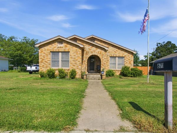 671 N Leon ST, Giddings, TX 78942